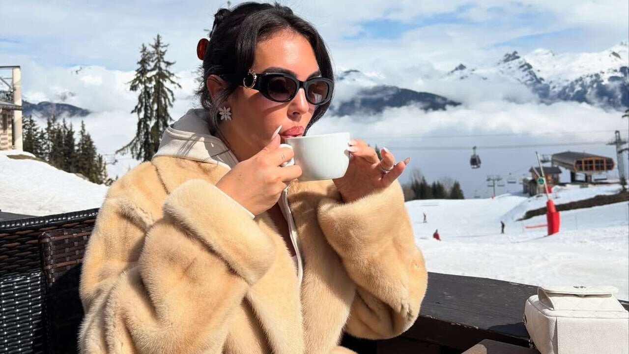 Solo Georgina Rodríguez se puede marcar este lookazo con maxi abrigo de pelo en la nieve