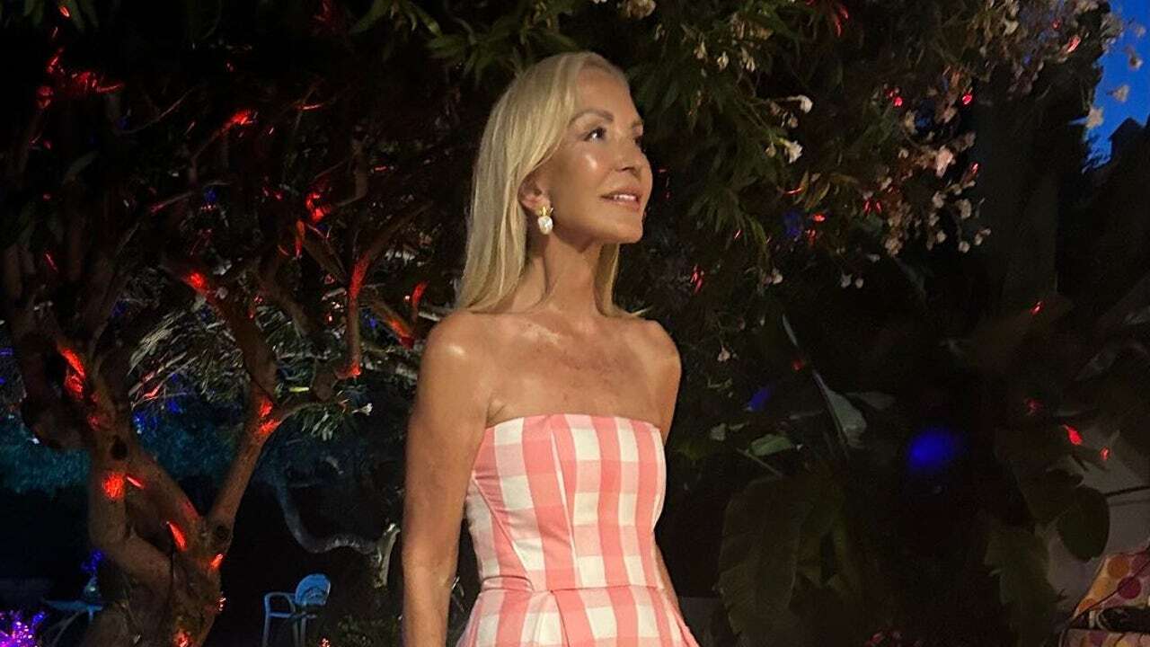 Carmen Lomana es nuestra Barbie de confianza con el conjunto de Zara que no falta en su maleta de vacaciones