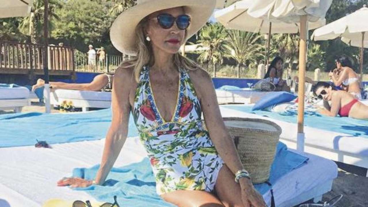Carmen Lomana presume de estilo en las playas de Marbella con un bañador de auténtica diva