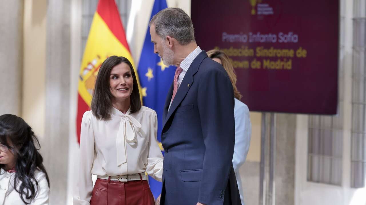 La Reina Letizia se pone 'coquette' con camisa con lazada y pantalones de piel para una mañana de premios deportivos en el Palacio Real de El Pardo