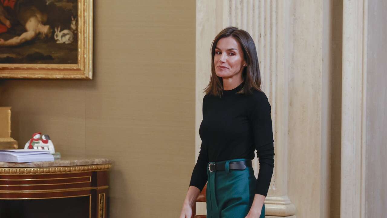 El look más cómodo y elegante para ir a la oficina lo tiene la Reina Letizia con sus mocasines bastos en tendencia