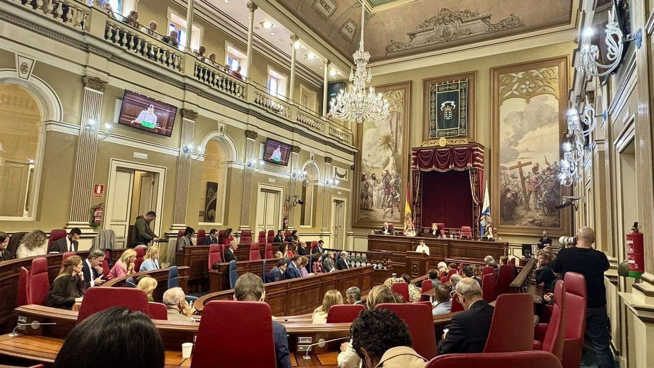 Luz verde a la tramitación para declarar el salón de plenos del Parlamento canario como monumento a la Memoria