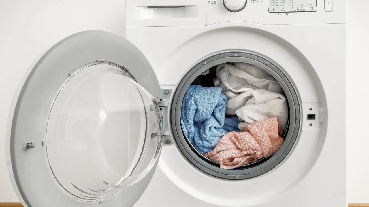 Según lo recomendado por los tapiceros: El método rápido para limpiar tus cojines en 5 minutos