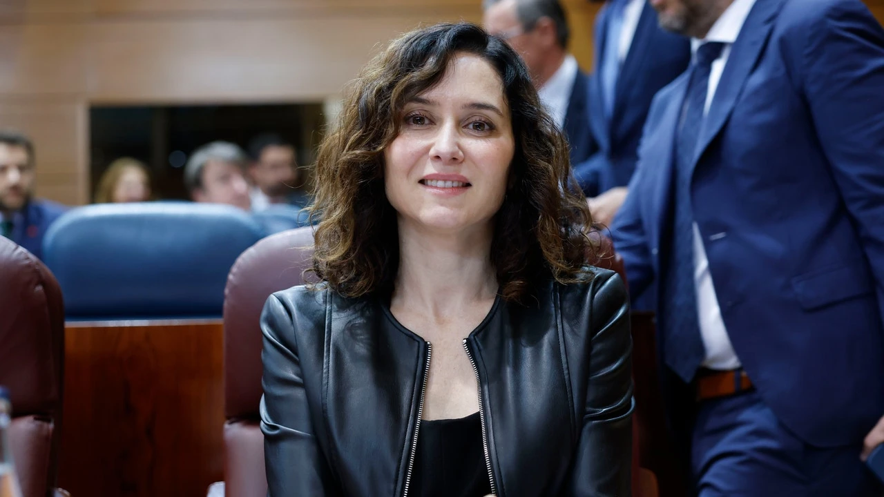 La cazadora de piel de Ayuso que puedes llevar al trabajo o a una tarde de fútbol con amigas