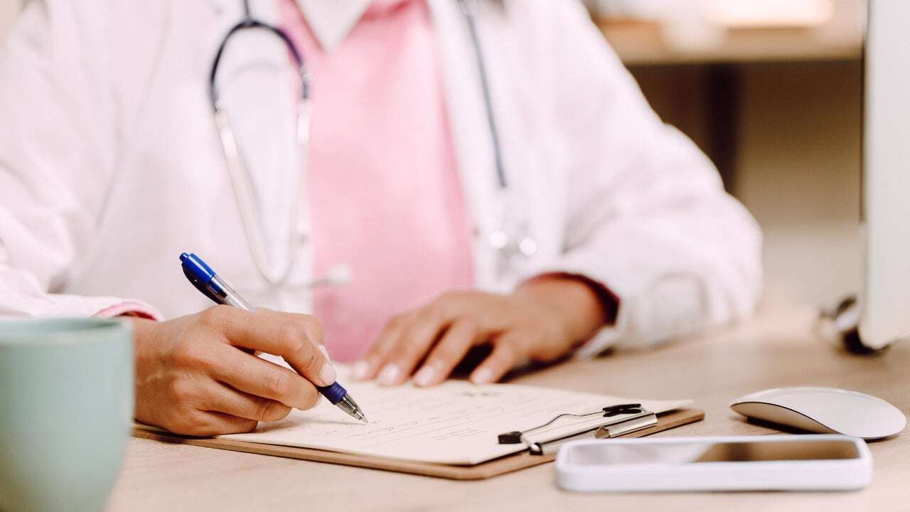 ¿Por qué los médicos escriben tan mal? Tiene una explicación