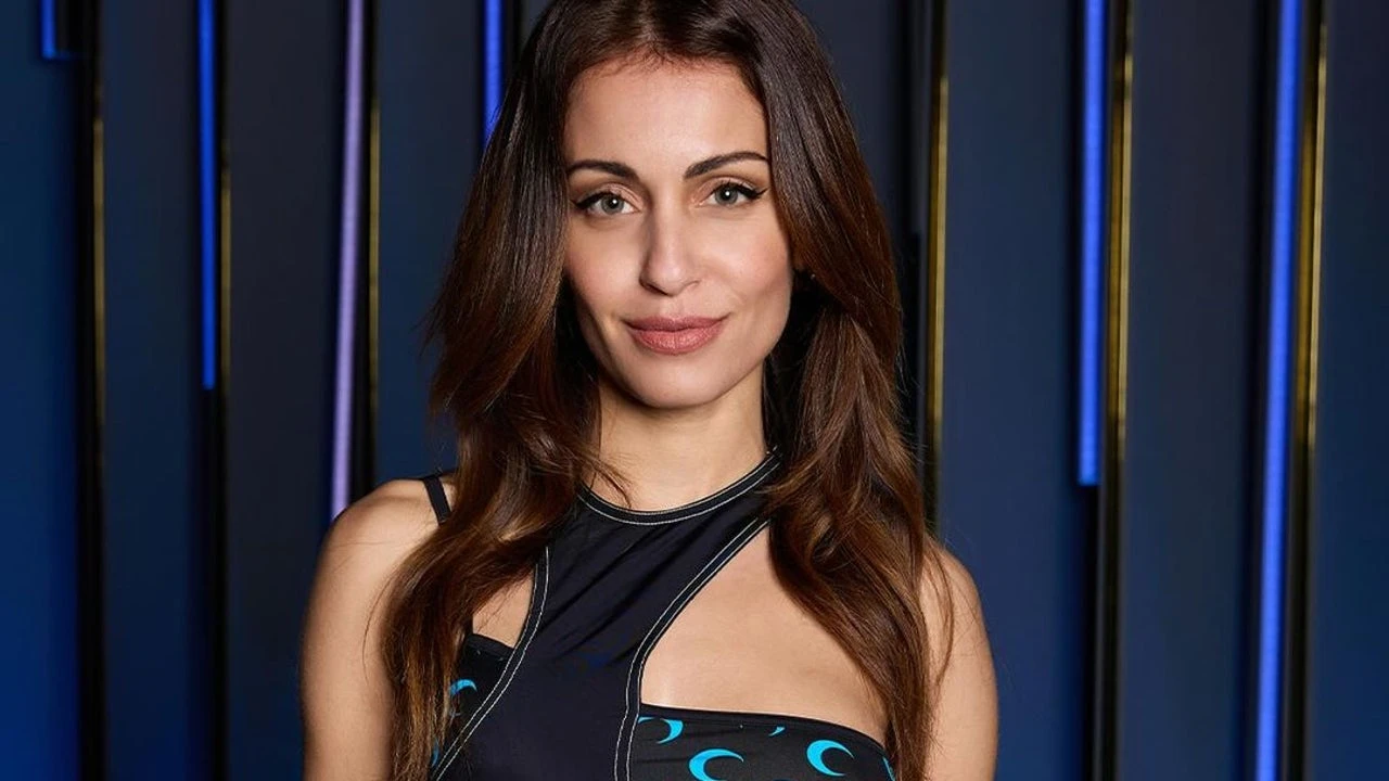 El vestido cut-out de Hiba Abouk es el que tiene todos los estampados (y tejidos) más tendencia del momento