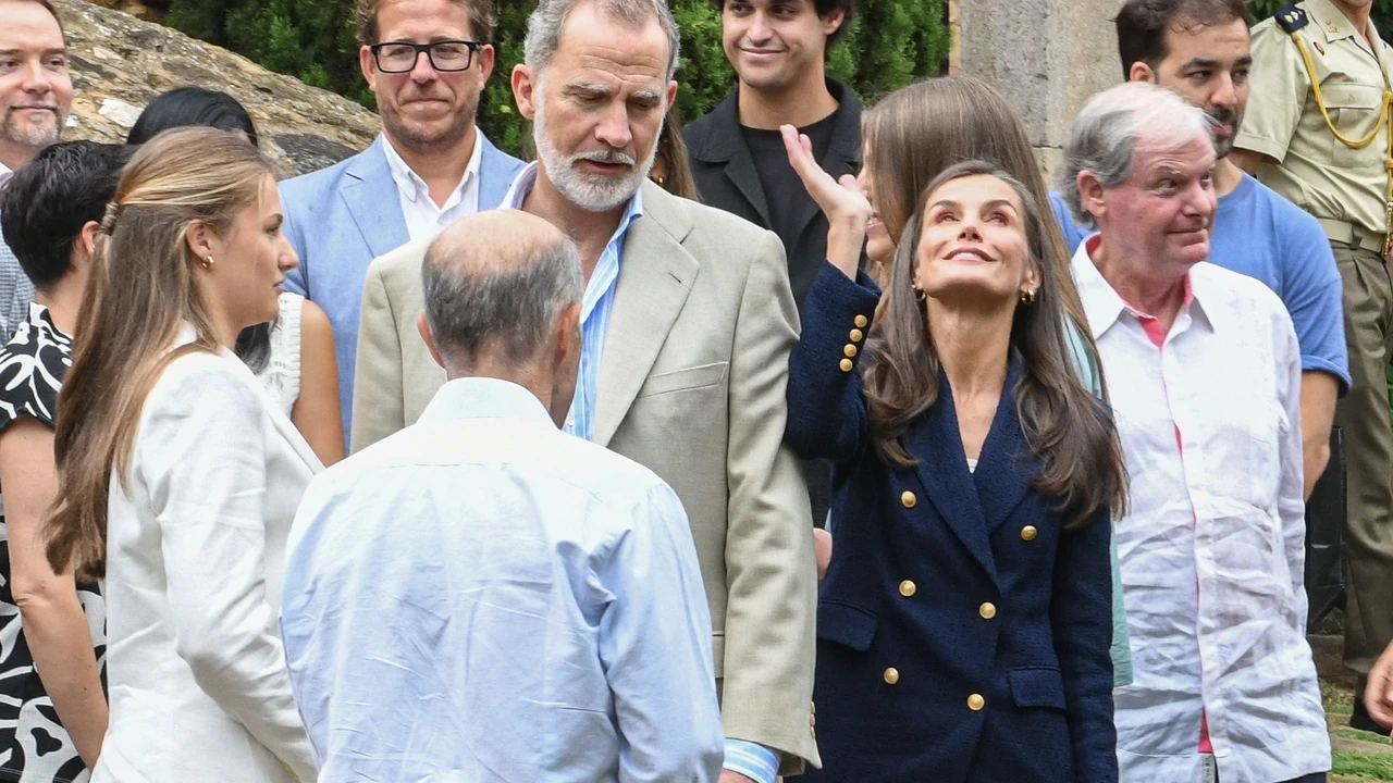 La Reina Letizia impone estilo con el traje de tweed más clásico que seguirá triunfando en otoño