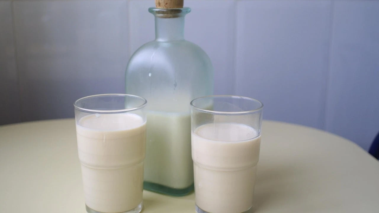 Pediatras alertan de los recientes diagnósticos por beber leche cruda: 