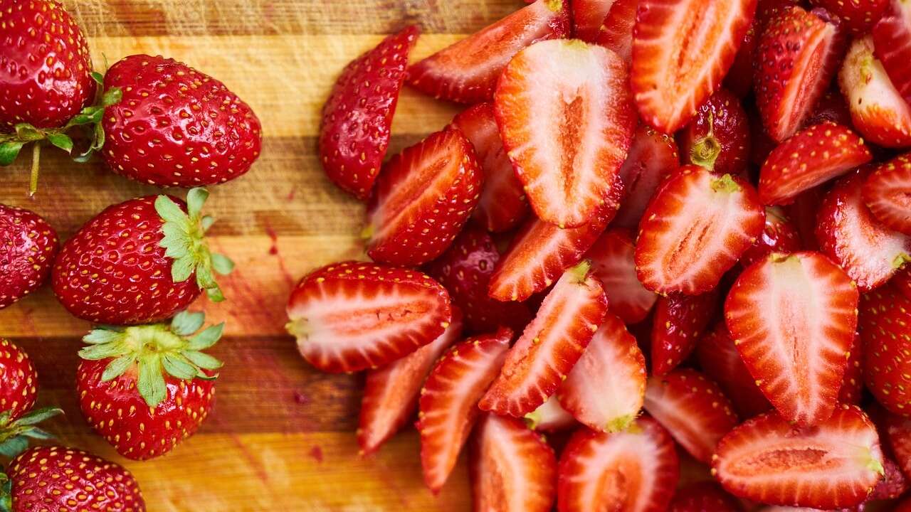 No vale solo con echar agua: Soy nutricionista y así debes limpiar las fresas