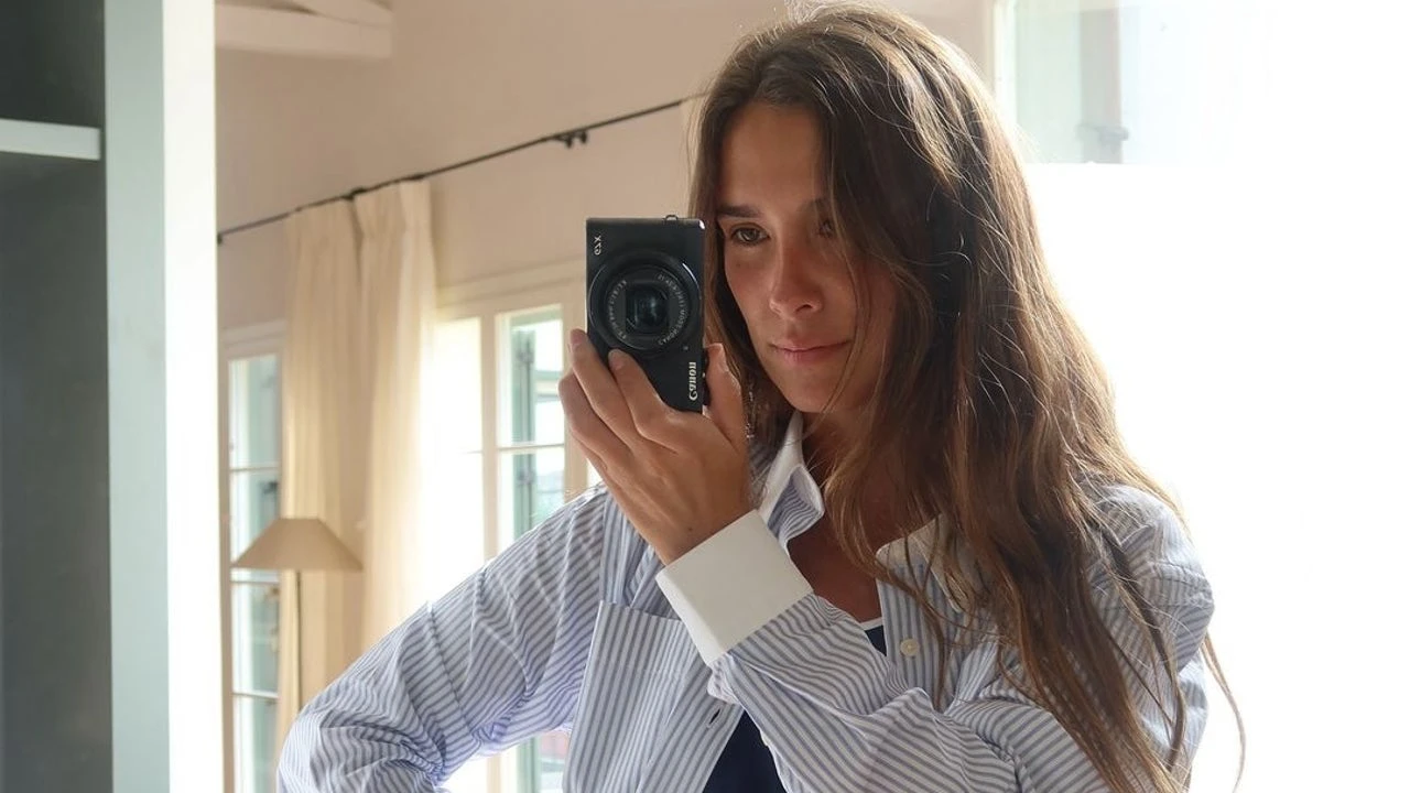 Las chicas que veranean en el norte como María Pombo saben que el bañador más clásico se lleva con camisa a la playa