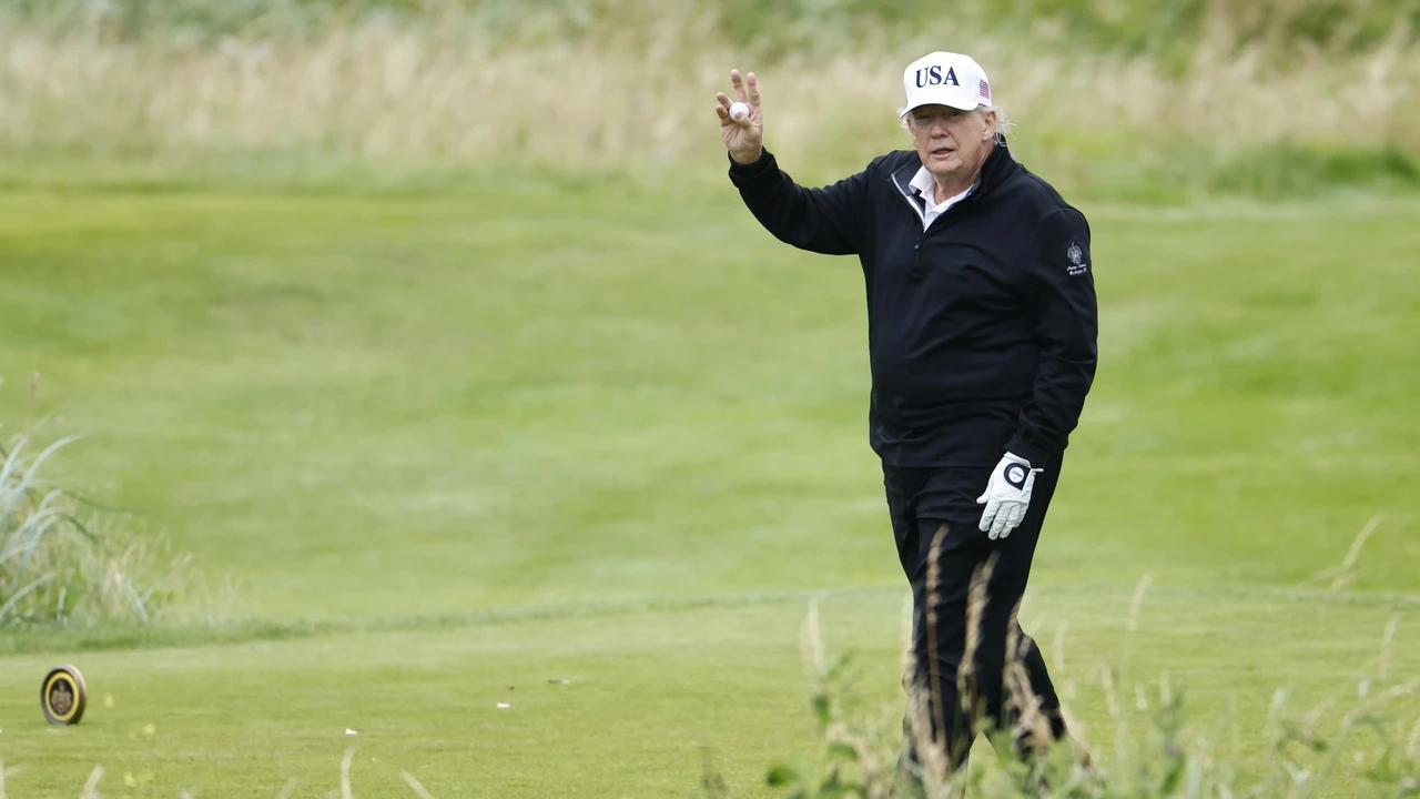 Trump prepara su reunión con Von der Leyen jugando al golf y agasajado por sus fans