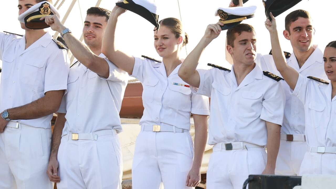 El colorido detalle que todos han pasado por alto del uniforme de la Princesa Leonor en su llegada a Tenerife