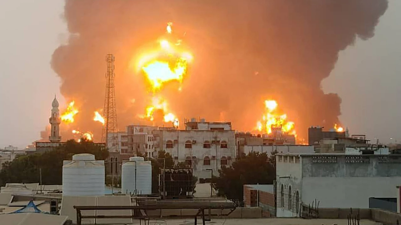 Escuadrones israelíes de F-15 y F-35 atacan en Yemen tres puertos, una centra eléctrica y un barco