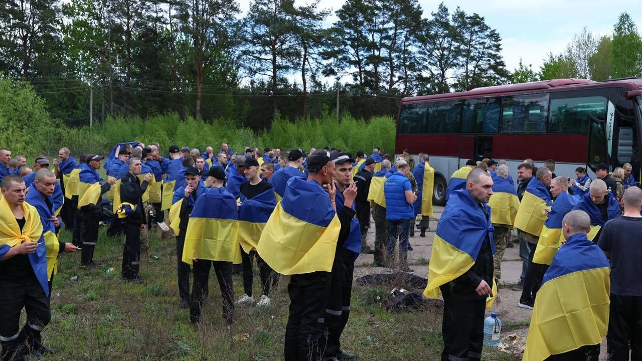 Ucrania y Rusia intercambian 205 prisioneros antes del alto al fuego de esta semana