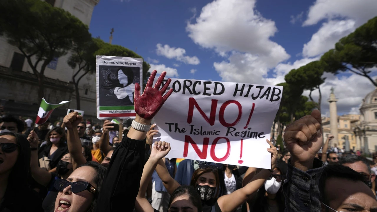Irán intensifica la vigilancia sobre las mujeres: drones, apps y reconocimiento facial para controlar el uso del hiyab