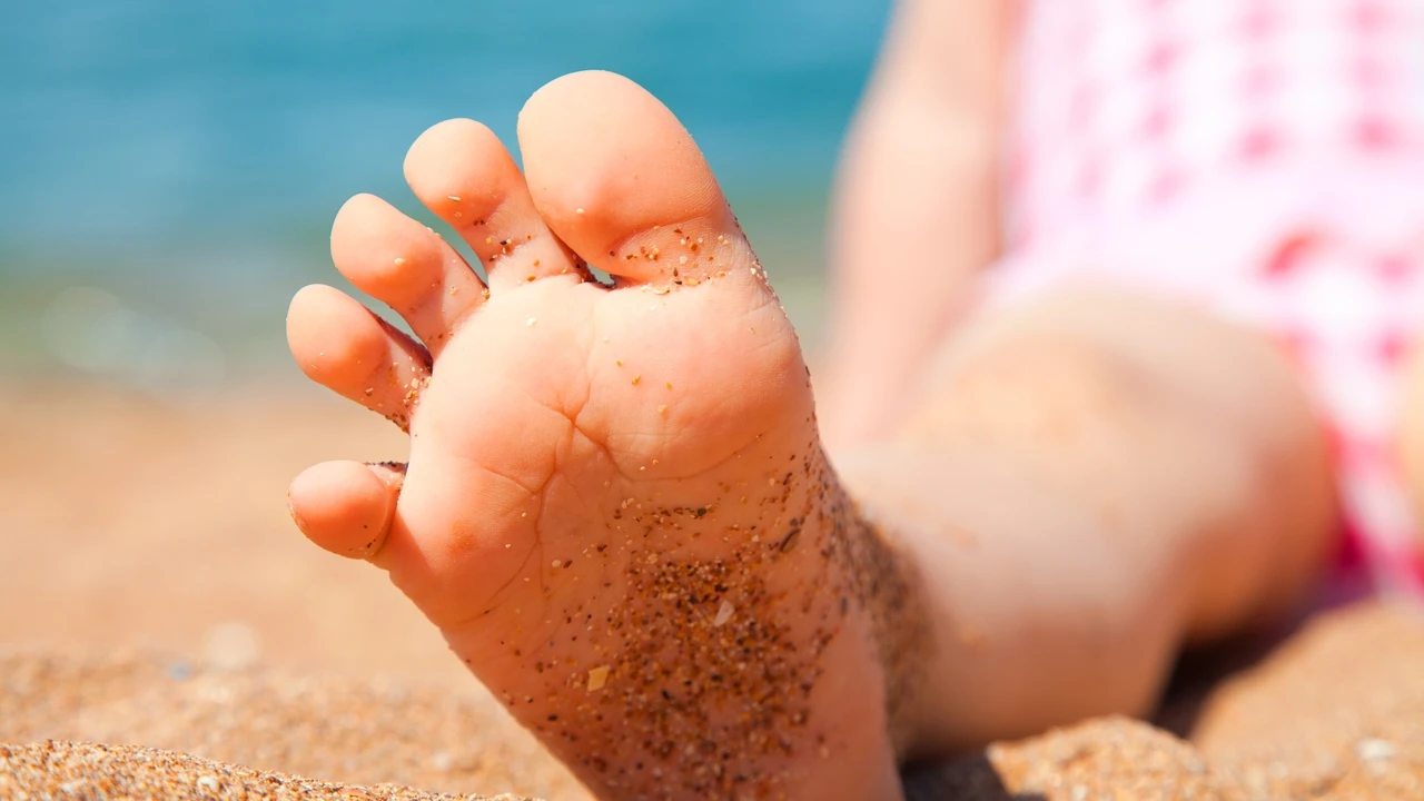 Ni echar agua ni frotar con la toalla: El truco definitivo para quitarnos toda la arena de la playa