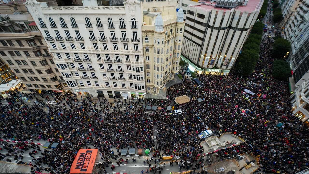 El PSOE ocupa el «balcón» de Mazón