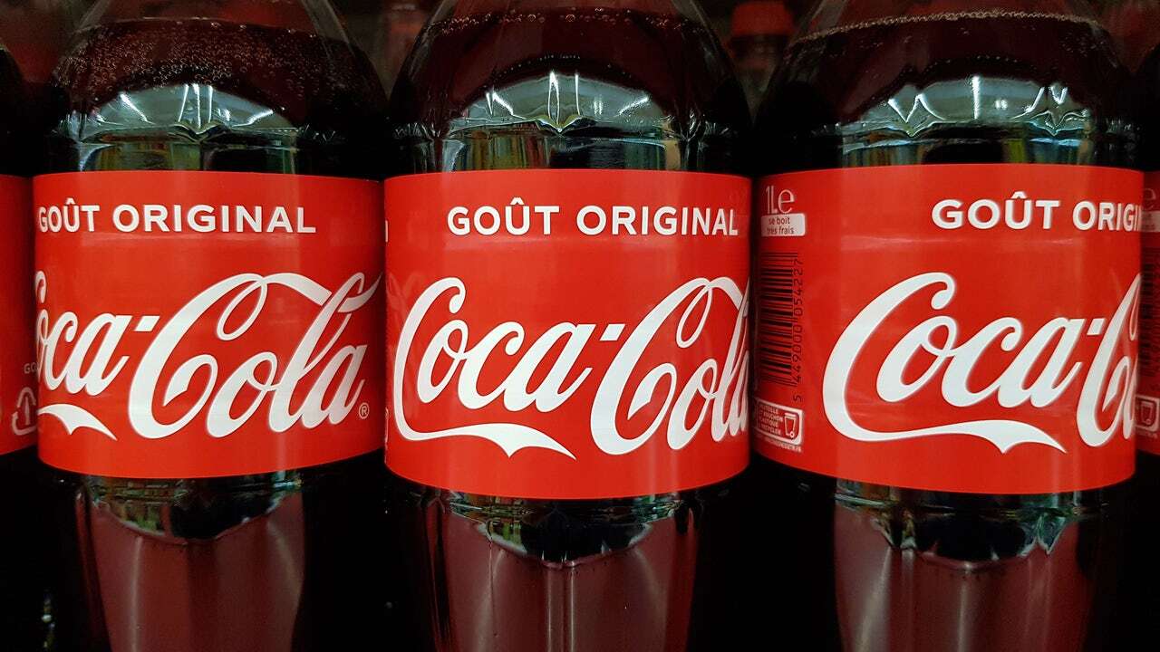 El curioso origen del nombre de Coca-Cola y su conexión con dos ingredientes clave