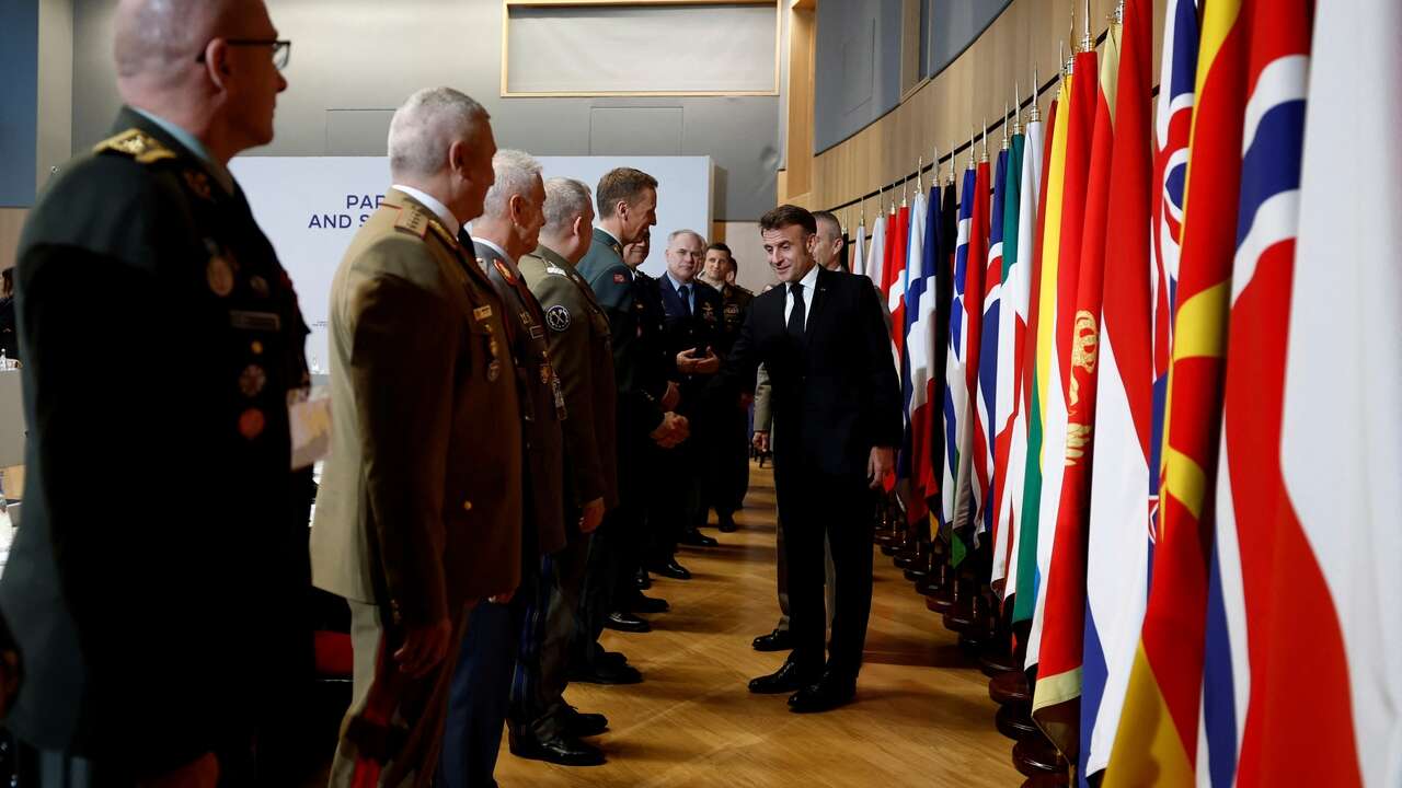 Macron sondea a una treintena de jefes militares para un contingente de paz 