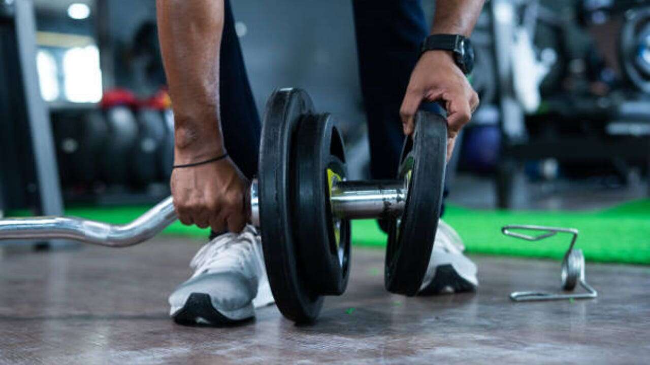 El motivo por el que un entrenador personal está en contra de dedicar una sesión completa a hacer brazos