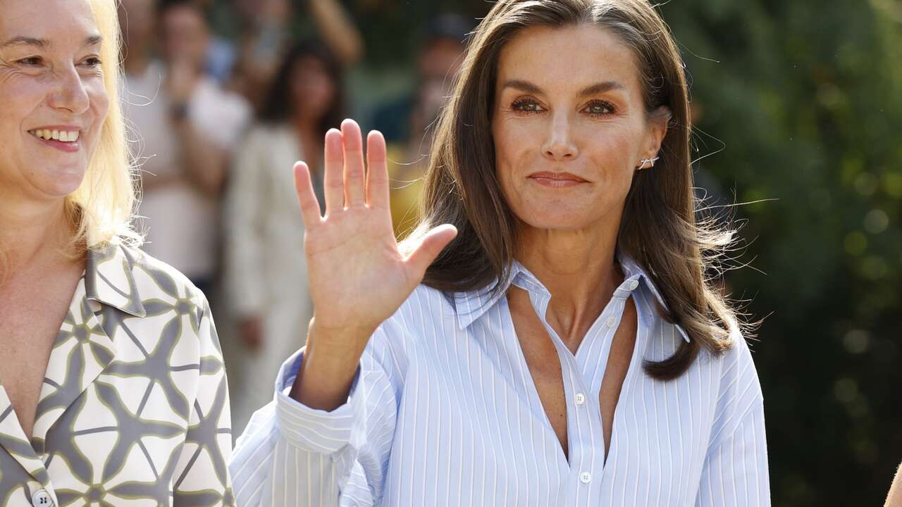 La Reina Letizia sorprende en Cantabria con su primer look con 52 años con esta camisa con aberturas de Mango