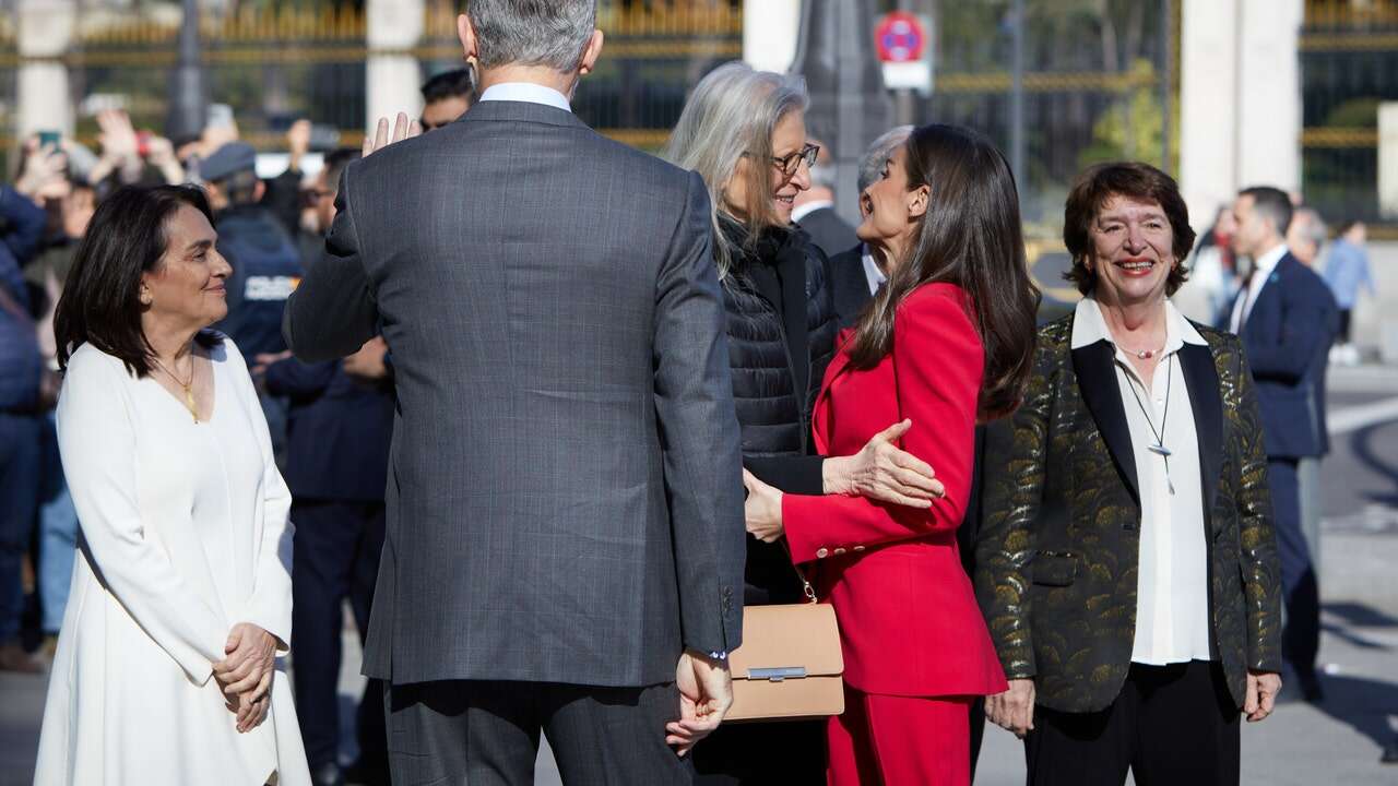 Annie Leibovitz se salta el protocolo con Don Felipe VI y Doña Letizia: así ha sido su reencuentro con los Reyes