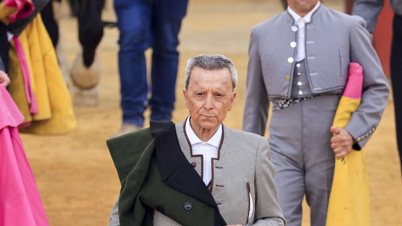 Ortega Cano, levantado por los cuernos de un novillo durante una faena en Cuenca