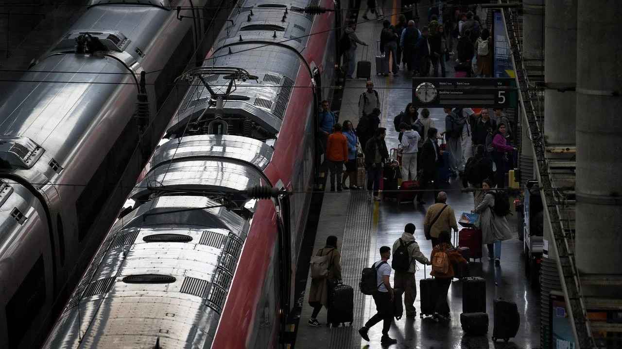Puente acusa a Iryo de eludir su culpa en la avería de la catenaria que bloqueó la alta velocidad a Andalucía para evitar responsabilidades y la operadora dice que tiene pruebas de su inocencia