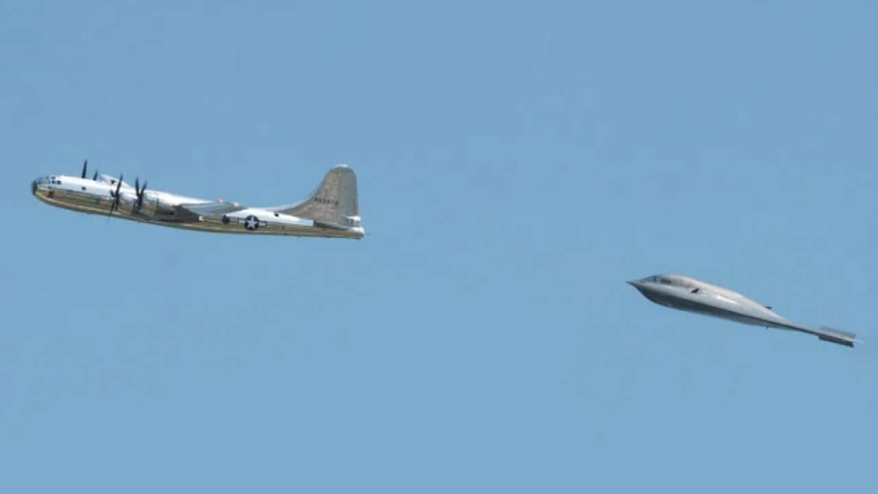 Vuelo histórico de bombarderos nucleares: el más antiguo, B-29 Superfortress, junto al más moderno, B-2 Spirit