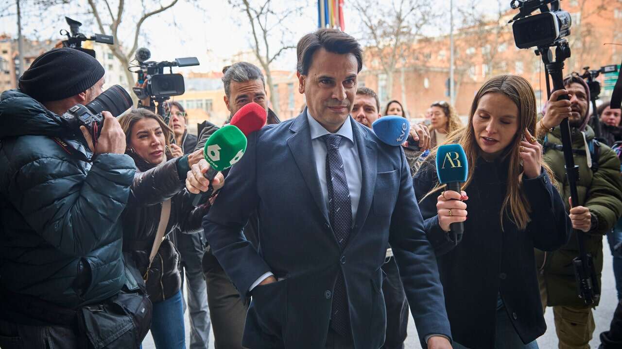 La juez imputa al novio de Ayuso corrupción en los negocios y administración desleal y le cita el 10 de abril