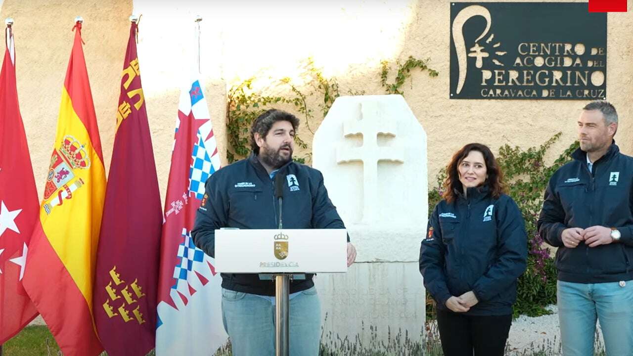 Ayuso no se separa de sus favoritos de invierno (como estos jeans pitillo) en su viaje a Caravaca de la Cruz