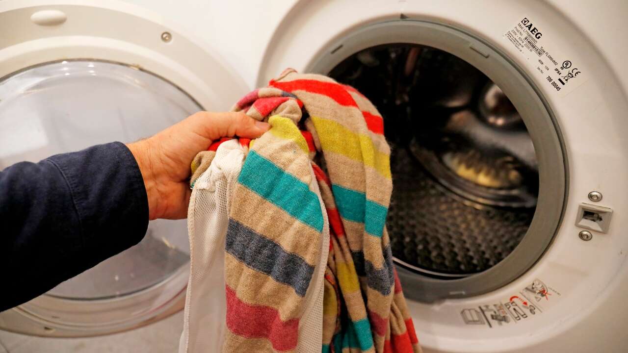 ¿La ropa del derecho o del revés? No más camisetas peladas por culpa de la lavadora