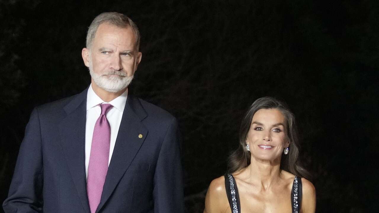 La Reina Letizia deslumbra con un vestido joya en la gala Premio Planeta 2024