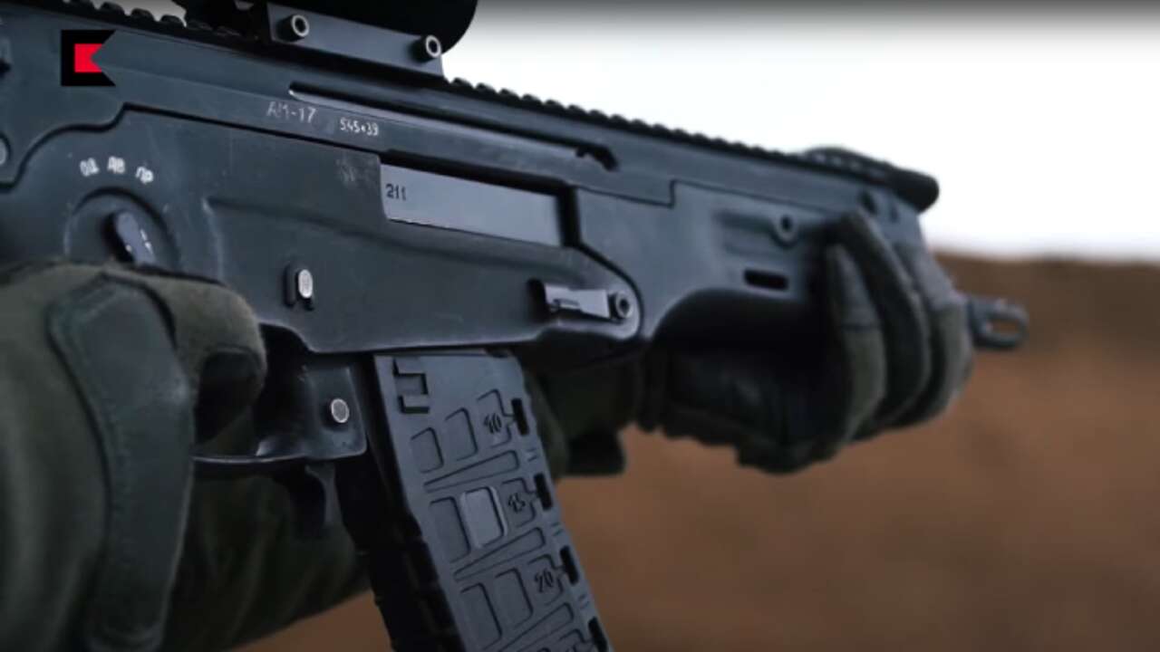 AM-17, el nuevo fusil de asalto de Kalashnikov, basado en un diseño de 1973, que Rusia ya usa en Ucrania