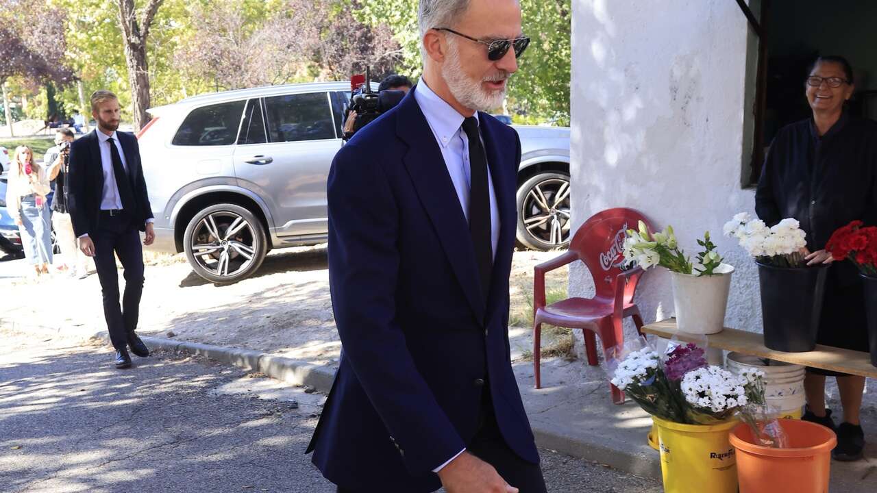 El Rey Felipe VI acude al funeral de Juan Gómez Acebo sin rastro de la Reina Letizia: las tristes imágenes