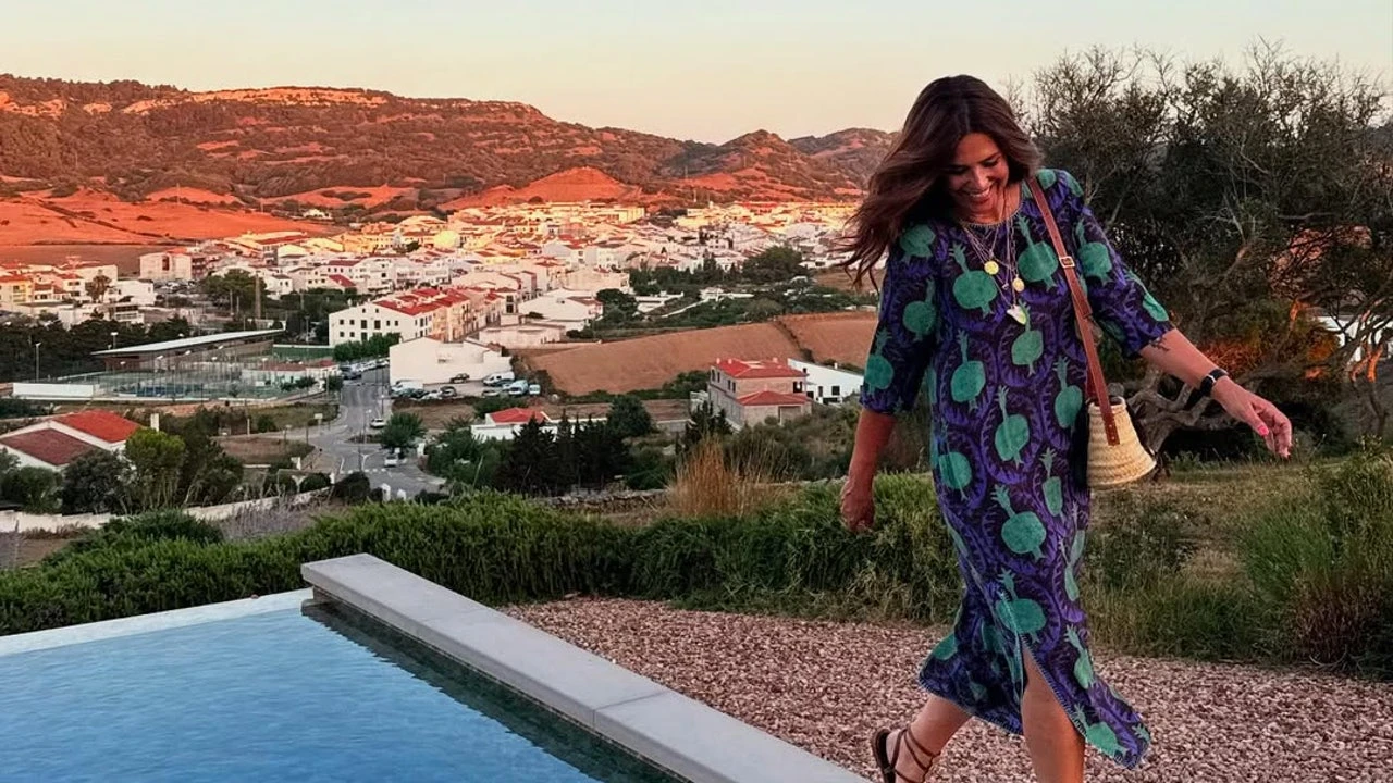 El vestido estampado de Nuria Roca en Menorca que no vas a querer quitarte en todo el verano con sandalias planas