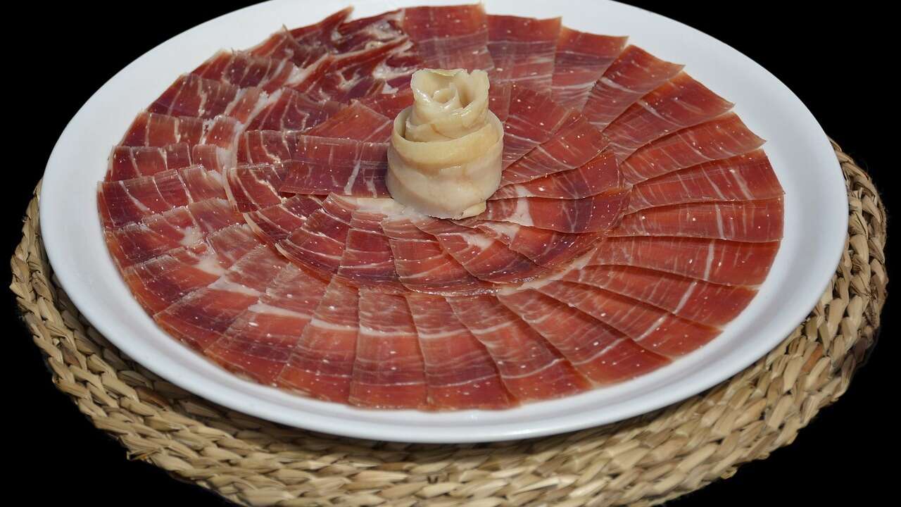 Este es el significado de los puntos blancos en el jamón ibérico: ¿Son perjudiciales?