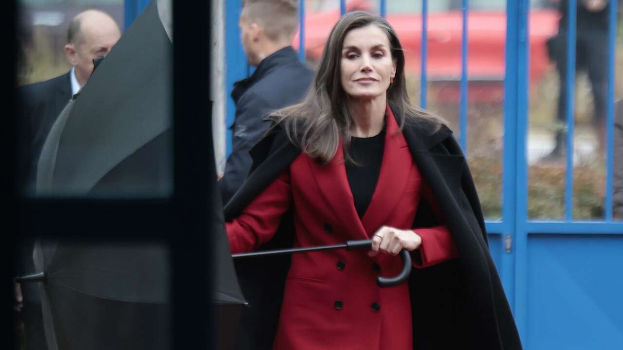 La Reina Letizia vuelve a confiar en el rojo, su color fetiche con un traje dos piezas oversize para mostrar su lado más maternal