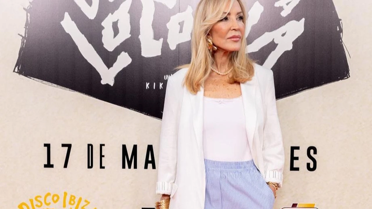 El look perfecto para empezar junio lo tiene Carmen Lomana con vestido de flores y sandalias de tacón sensato