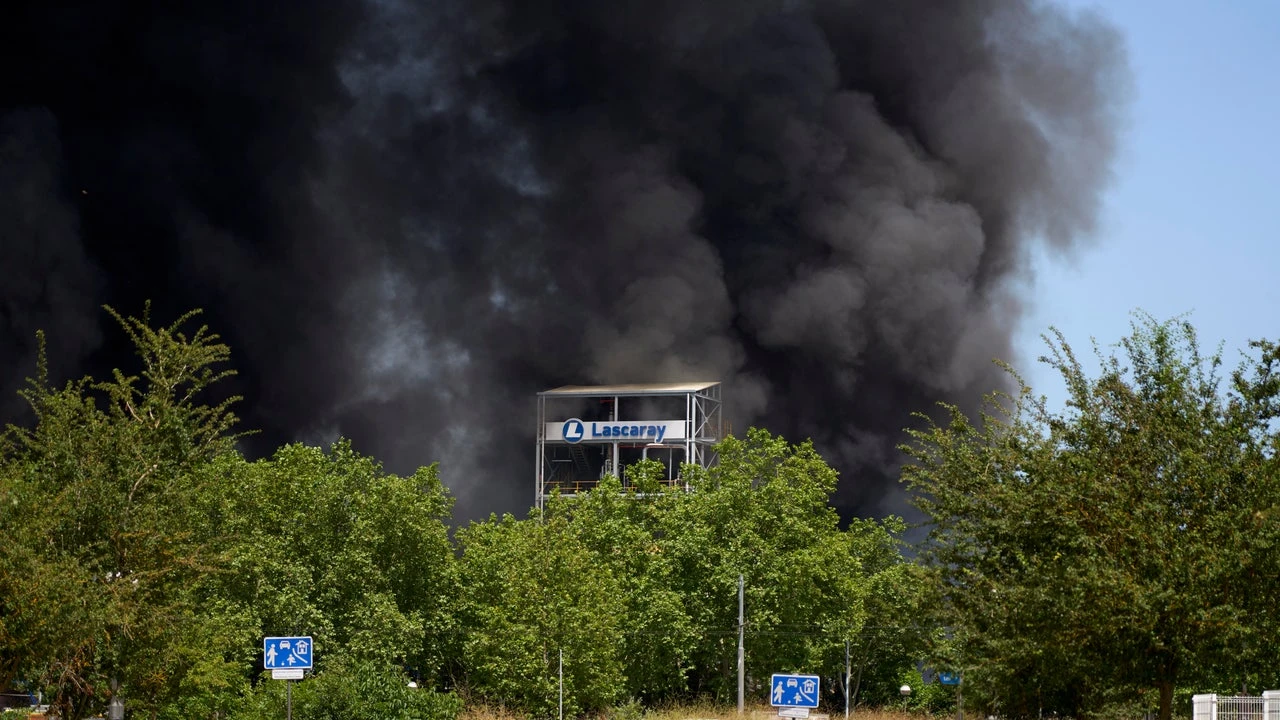Bomberos siguen trabajando en el incendio de Vitoria, controlado pero no extinguido