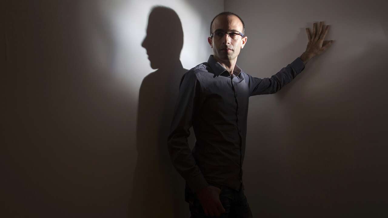 Yuval Noah Harari: «Hay un potencial totalitario en la IA»