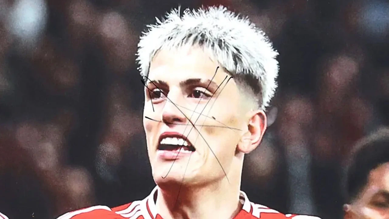 Los fans del Manchester United ensucian un mural de Garnacho en Old Trafford