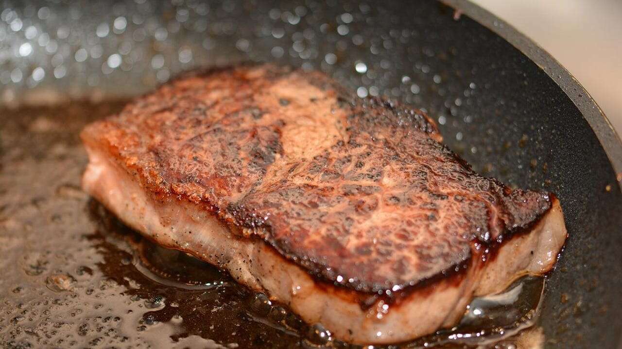 ¿Cómo evito que la carne eche agua al cocinarla en la sartén?