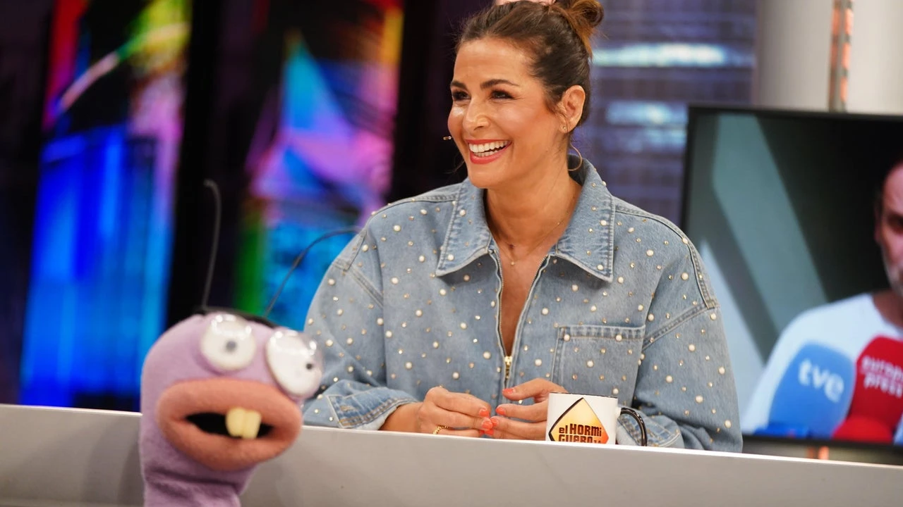 Nuria Roca apuesta por el ‘total denim’ con los vaqueros muy anchos más tendencia y chaqueta joya