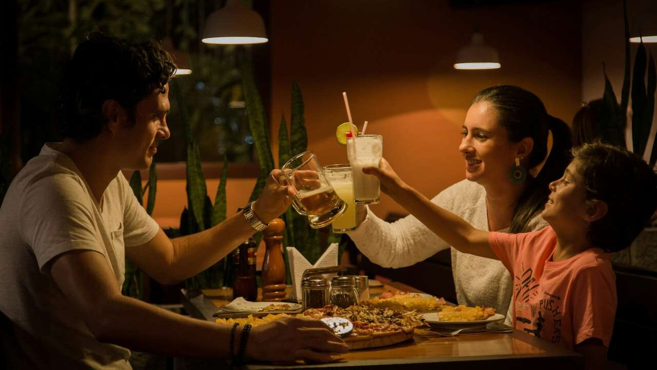 ¿Pueden negarse en un restaurante a ponerte el menú infantil? Esto dice la ley