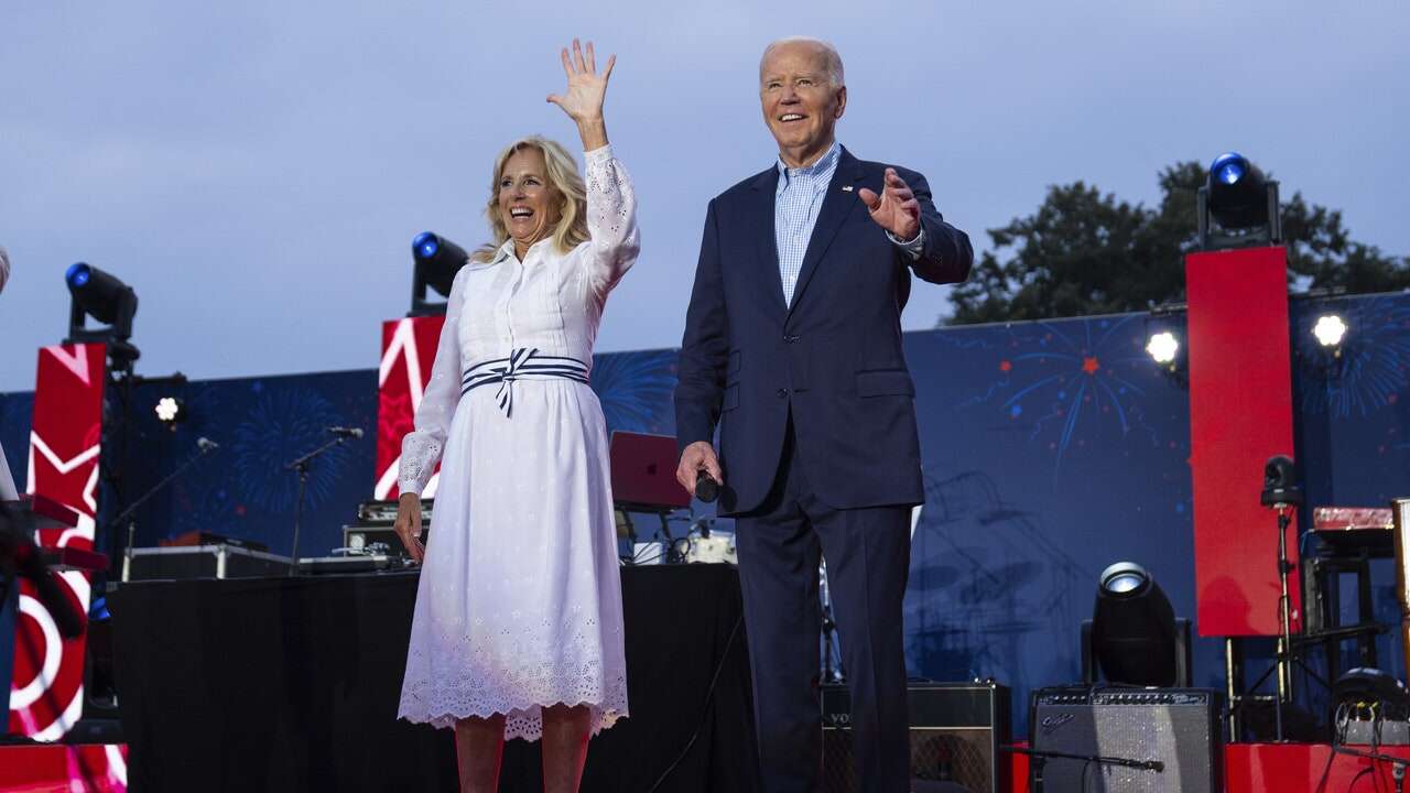 Los Biden celebran su última Navidad en la Casa Blanca: las fotos de su excesiva y fastuosa decoración