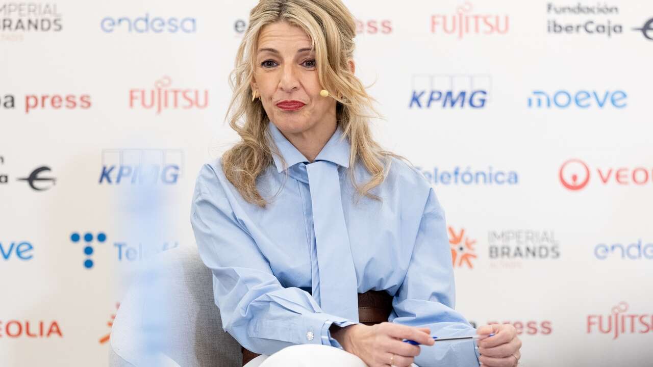 Yolanda Díaz deja claro que la corbata también se lleva en looks femeninos de oficina este 2025