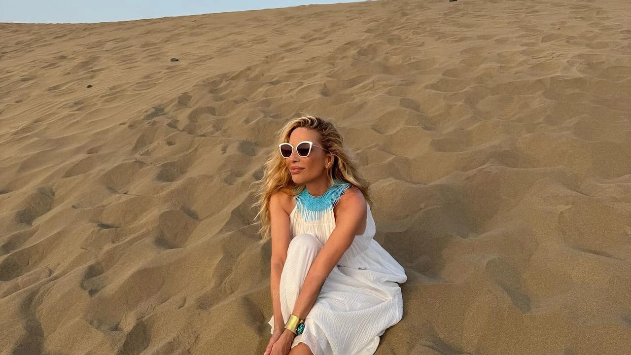Marta Sánchez espectacular en Canarias con maxivestido blanco, el comodín más estiloso de las mujeres +50 para sus vacaciones