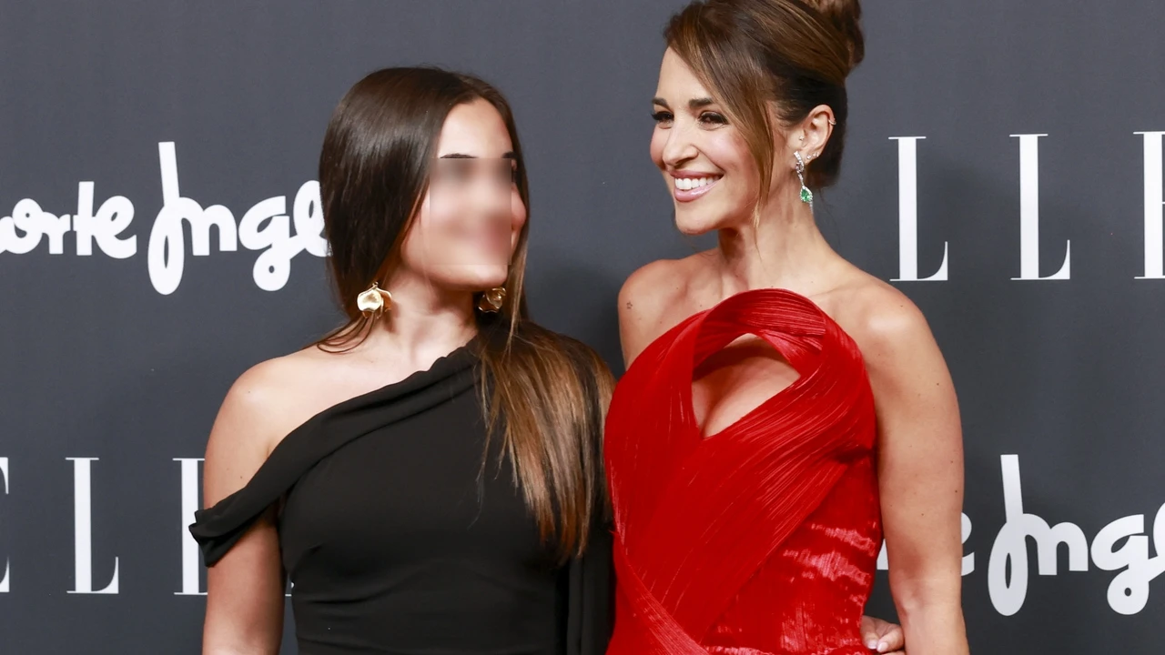 Paula Echevarría se corona con un vestidazo rojo en el primer posado con su hija Daniella en un photocall