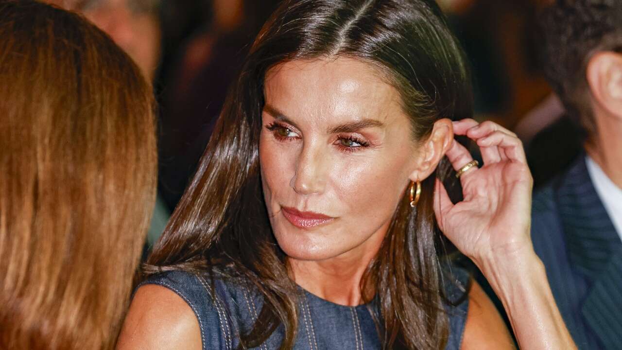 Letizia vuelve a ser la Reina de las tendencias con vestido denim de 750 euros de Carolina Herrera para los premios Retina Eco